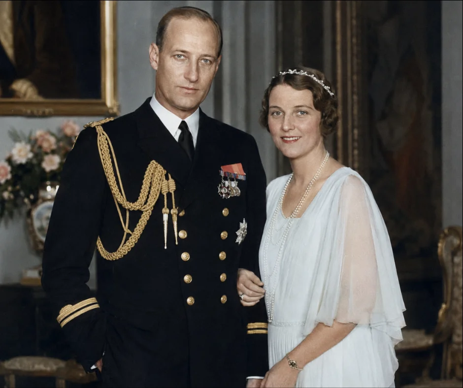 El rey Olav V de Noruega junto a la princesa Märtha de Suecia, padres de Harald V. 