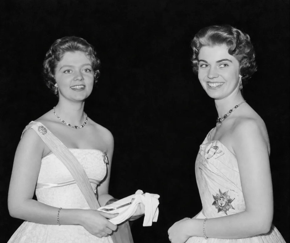 Las princesas Birgitta y Margaretha de Suecia, hermanas mayores del rey Carlos XVI Gustavo, durante un acto de gala en su juventud.