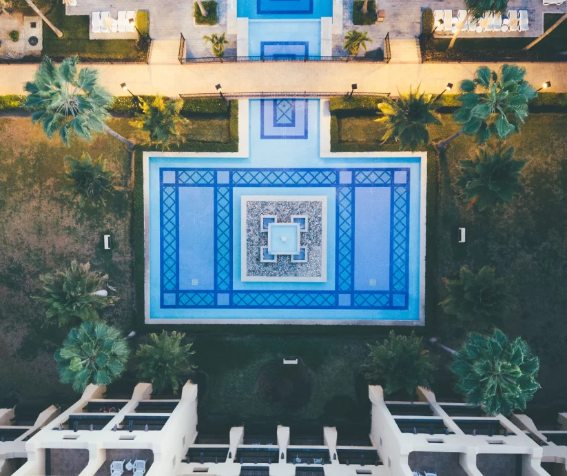 Un hotel boutique suele competir por la memoria y un resort compite por la amplitud.