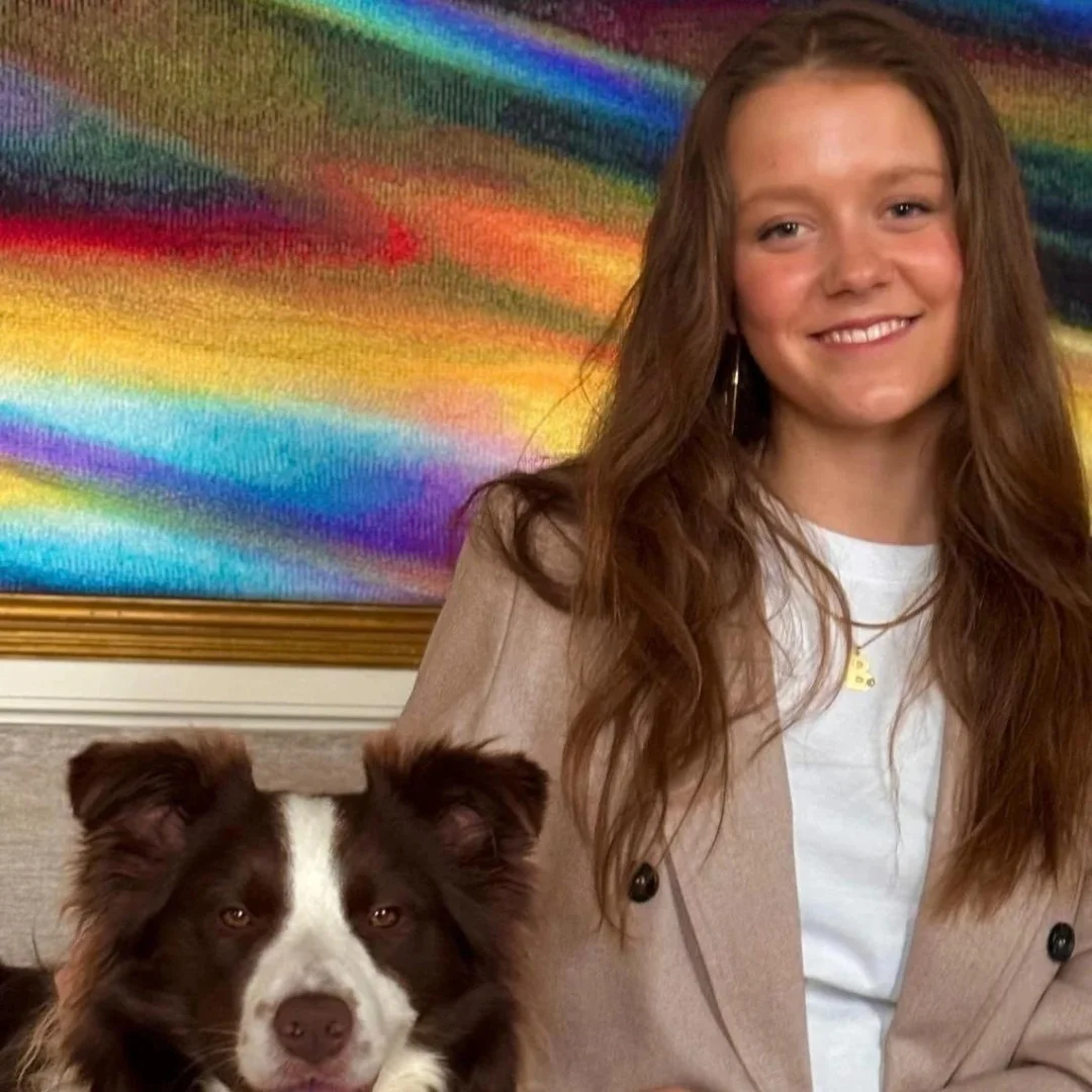 La princesa Isabella de Dinamarca posa junto a Coco, uno de los perros de la familia real, en una fotografía tomada por su madre, la reina Mary, en Amalienborg, con motivo de su cumpleaños número 17, en abril de 2024.