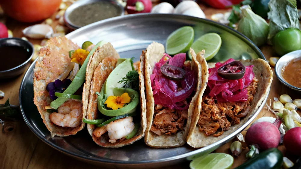 Tacos mexicanos tradicionales durante el Día del Taco en México