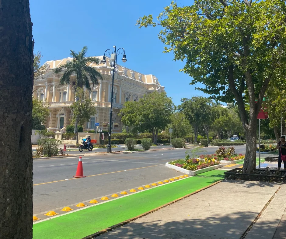 El Palacio Cantón convirtió la riqueza del auge henequenero en una declaración arquitectónica; hoy, aquella residencia privada alberga el Museo Regional de Antropología de Yucatán.