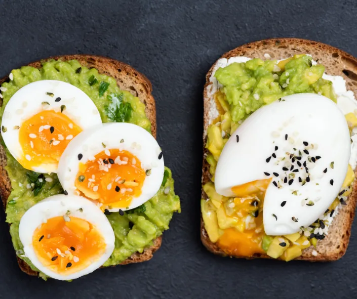 tostadas de aguacate y huevo