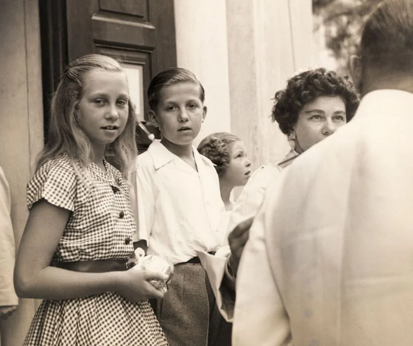 Fotografía histórica en blanco y negro de Sofía de Grecia durante su infancia, acompañada de sus hermanos.