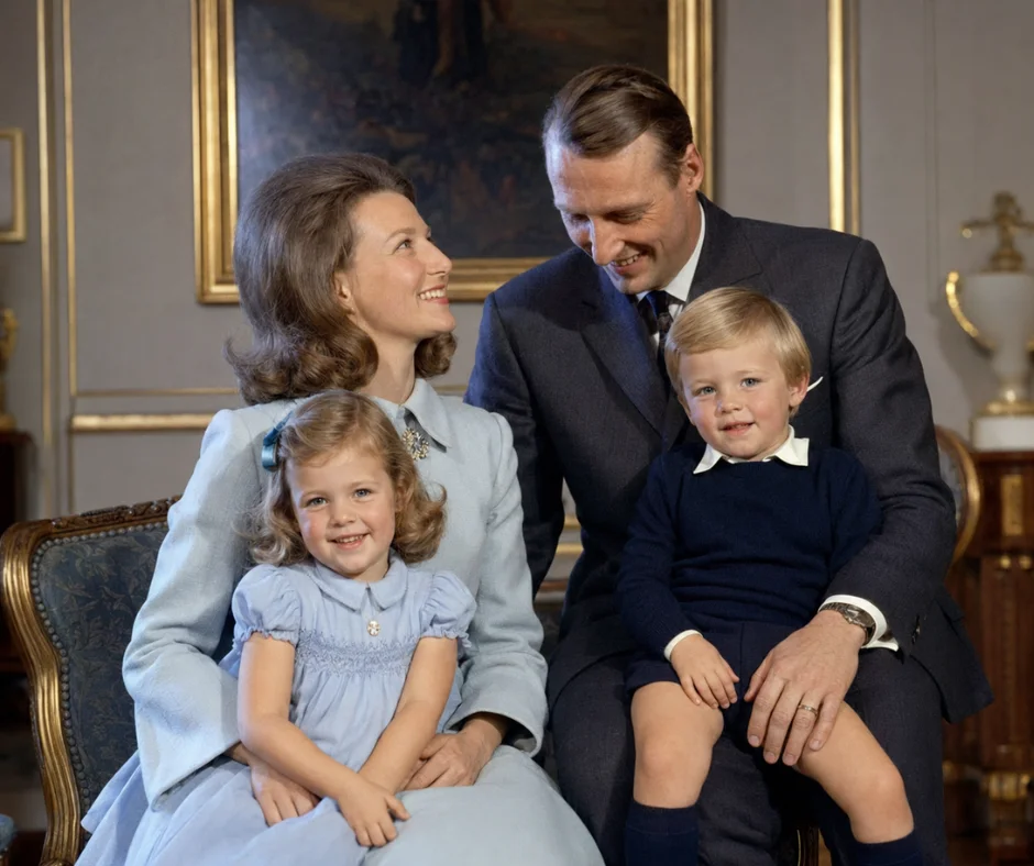Harald y Sonja junto a sus hijos, la princesa Märtha Louise y el príncipe Haakon, durante los primeros años de la familia.