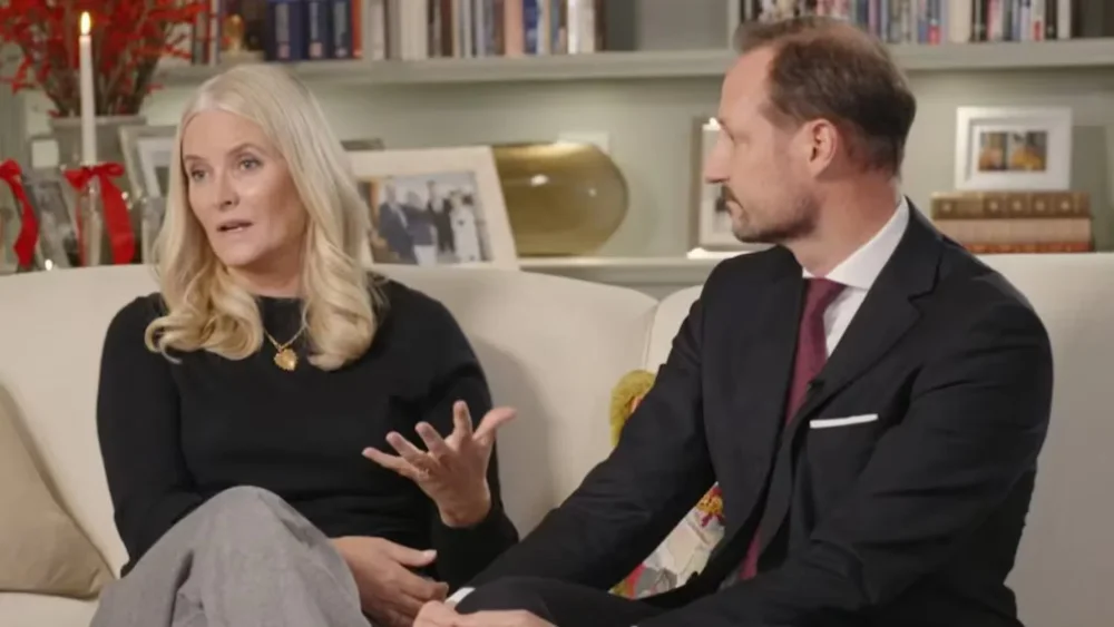 Mette-Marit junto a el principe Haakon de Noruega durante declaración sobre Jeffrey Epstein