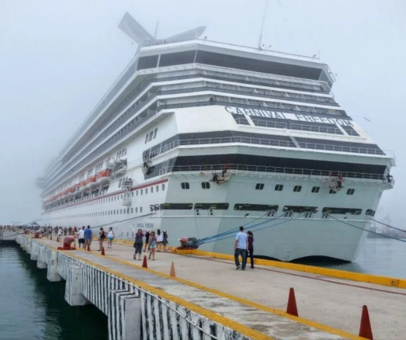 Crucero Carnival Freedom en el puerto de Progreso, Yucatán.