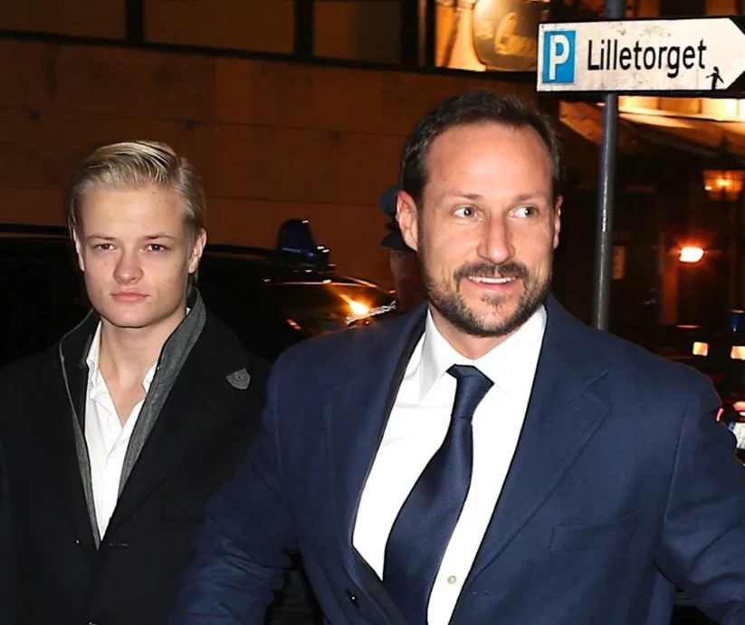 Principe heredero al trono de Noruega junto a su hijastro Marius
