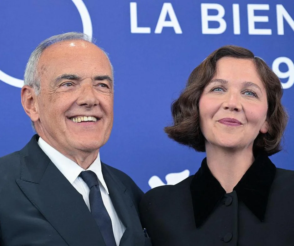 Alberto Barbera, director artístico del Festival de Venecia, y Maggie Gyllenhaal, presidenta del jurado internacional, durante la presentación de la edición 83.