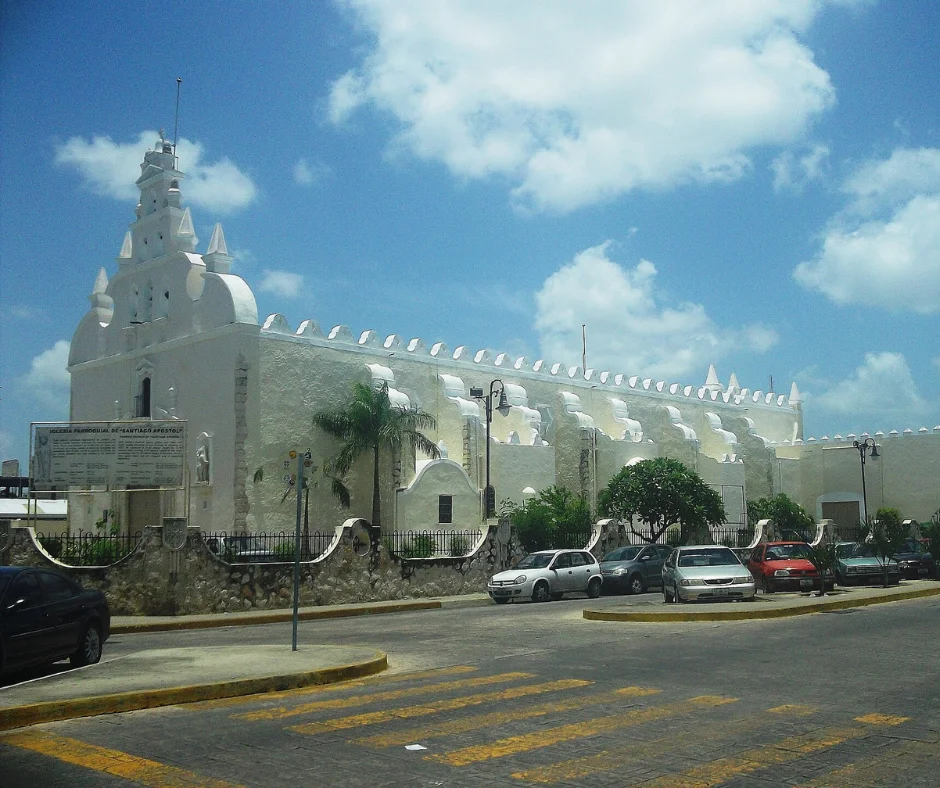 La iglesia de Santiago Apóstol recuerda que este barrio tuvo una historia propia antes de quedar absorbido por el crecimiento de Mérida- durante siglos fue una parroquia suburbana vinculada a población indígena.