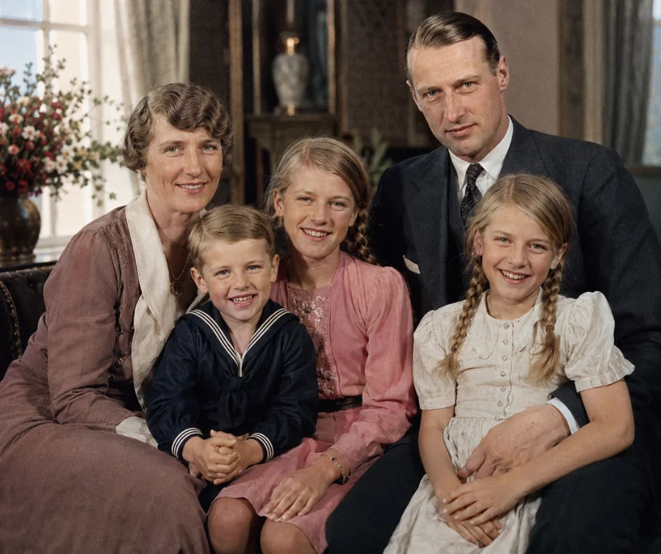 El pequeño Harald junto a sus padres, el príncipe heredero Olav y la princesa Märtha, y sus hermanas Ragnhild y Astrid.
