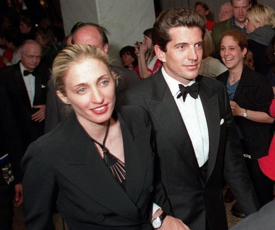 John Jr. se casó con Carolyn Bessette-Kennedy con quien muriera en aquel trágico accidente.