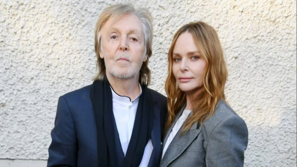 Paul McCartney sorprende al apoyar a Stella McCartney en pasarela