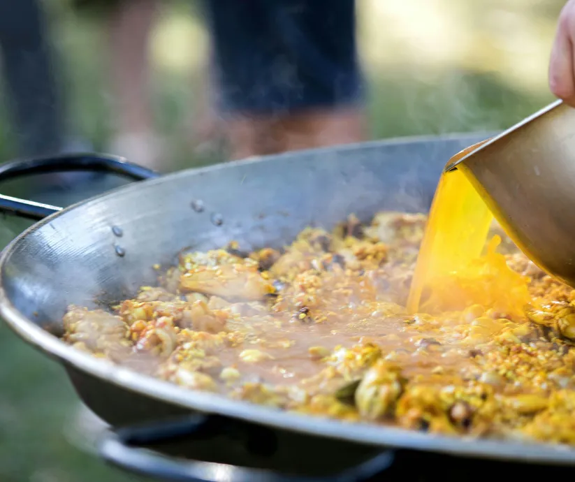 cocinando paella