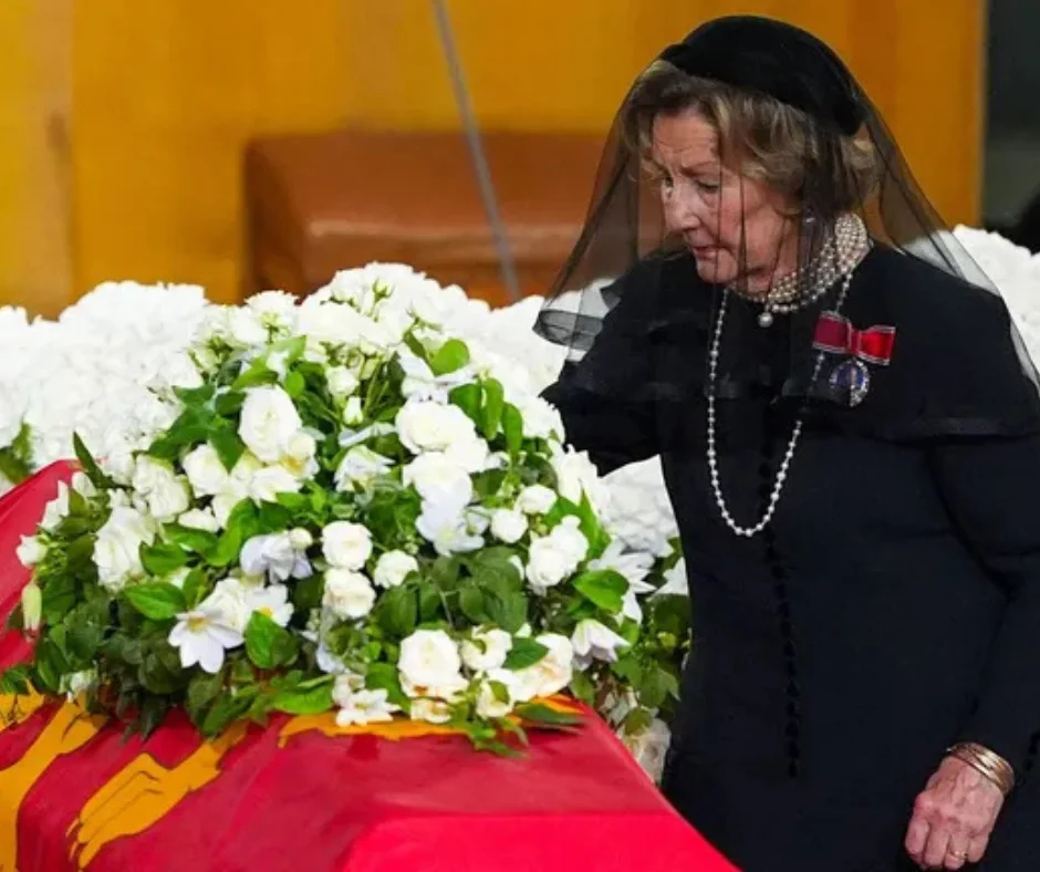 La reina Sonja despidiendo a su esposo el rey Harald V.