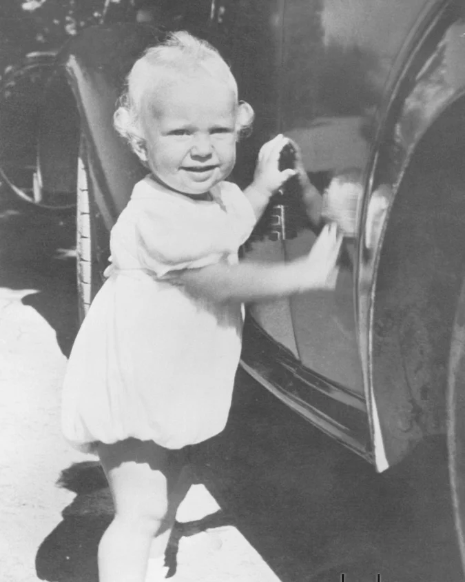 El pequeño Carlos Gustavo con pequeño con todas las miradas de Suecia