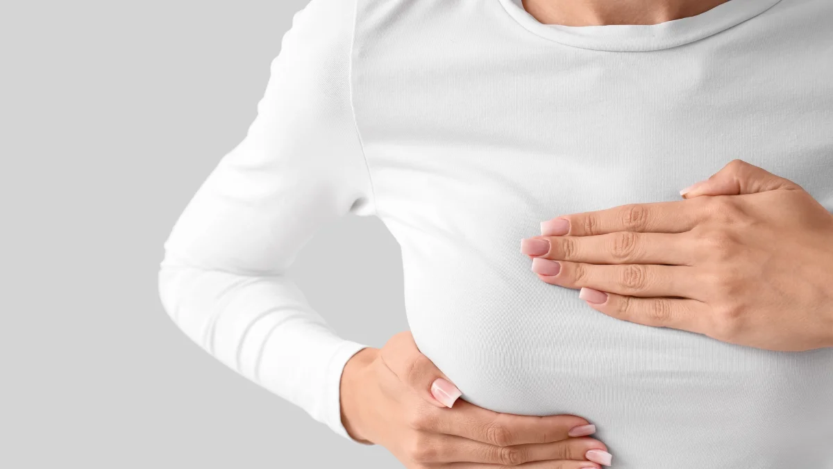 Conocer cómo se ven y se sienten habitualmente las mamas puede ayudar a detectar cambios a tiempo; la autoexploración es una herramienta de conocimiento corporal, no un método de diagnóstico.