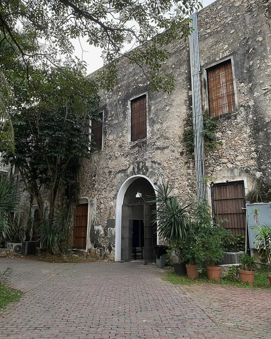 El antiguo claustro de La Mejorada muestra cómo un espacio religioso del siglo XVII pudo cambiar de función sin perder su huella histórica- hoy forma parte de la vida universitaria de Mérida.