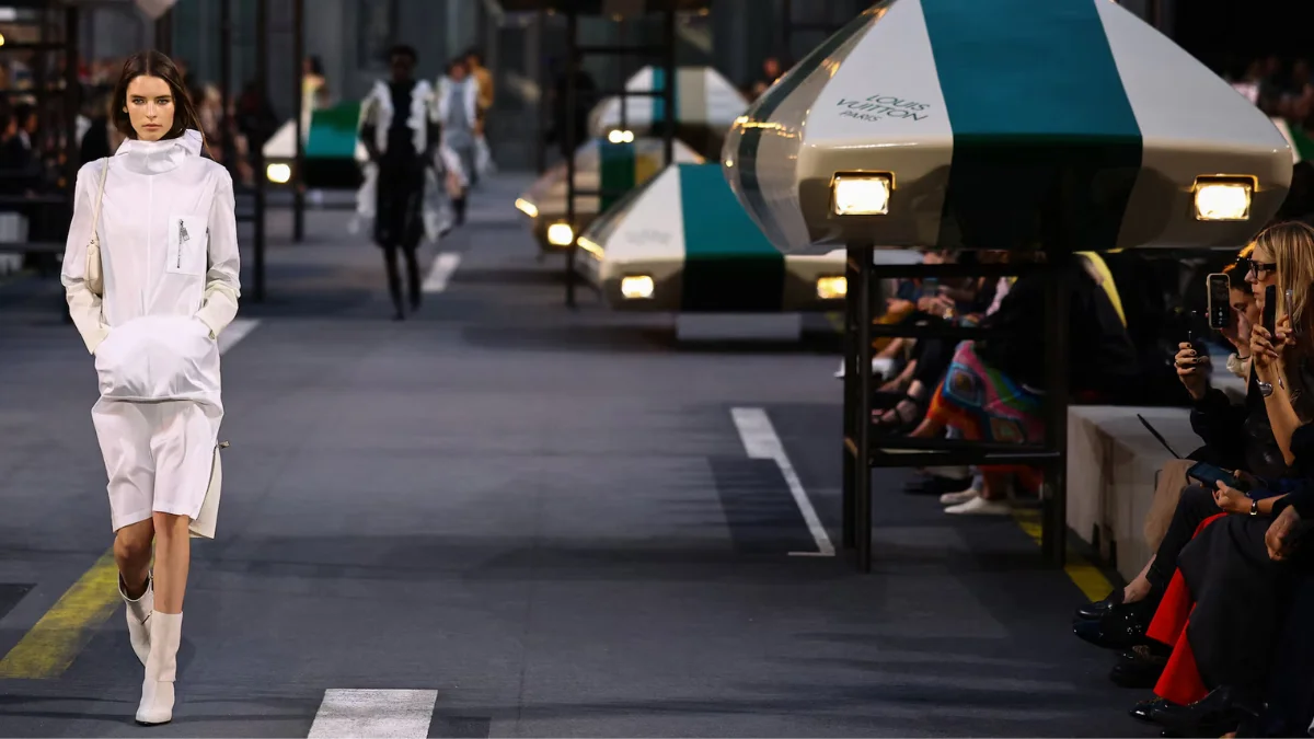 Louis Vuitton llevó el futuro a París- una modelo presenta una creación de Nicolas Ghesquière para Primavera:Verano 2027, en una colección que apostó por siluetas ligeras, funcionales y mucho más cercanas al clóset real.
