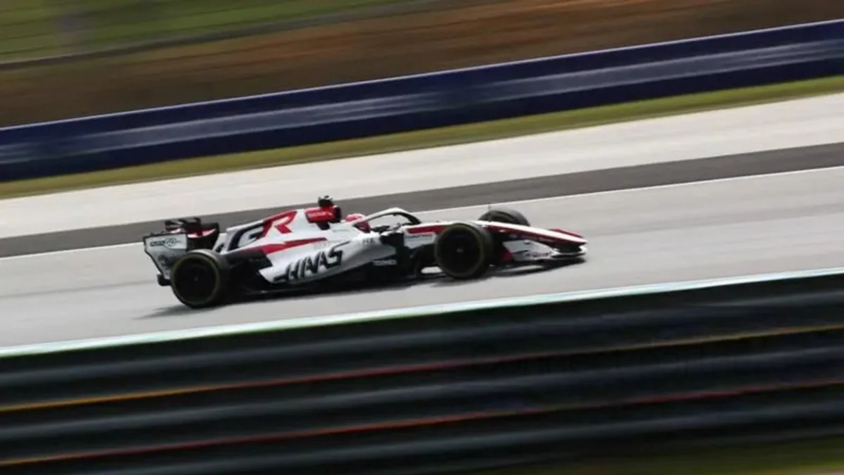 Esteban Ocon de Haas durante la segunda sesión de entrenamientos libres previa al Gran Premio de Bahréin de Fórmula 1 en el Circuito Internacional de Sepang en Sepang, Malasia, el 2 de octubre de 2026.
