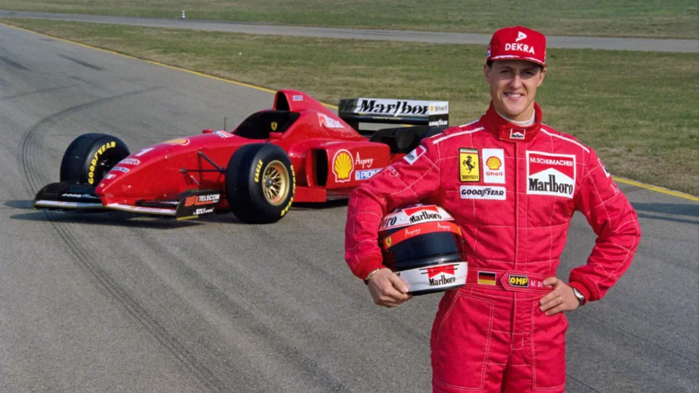Michael Schumacher posa junto al Ferrari F310 en 1996, el monoplaza con el que inició una etapa histórica en la Scuderia. Treinta años después, Ferrari recupera referencias de aquella época para homenajearlo en Monza. 