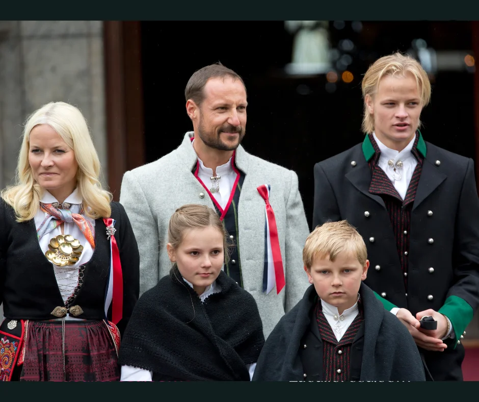 La nueva reina es madre de tres hijos. Marius Borg Høiby, Ingrid Alexandra, Sverre Magnus.