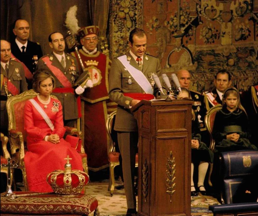 Juan Carlos I pronuncia su discurso de proclamación como rey de España el 22 de noviembre de 1975.