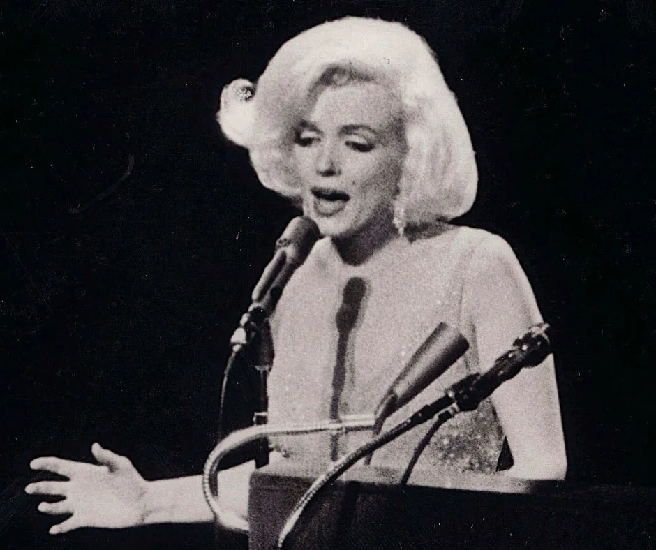 Cuando Marilyn comenzó a cantar %22Happy Birthday, Mr. President%22, la sala quedó en silencio.