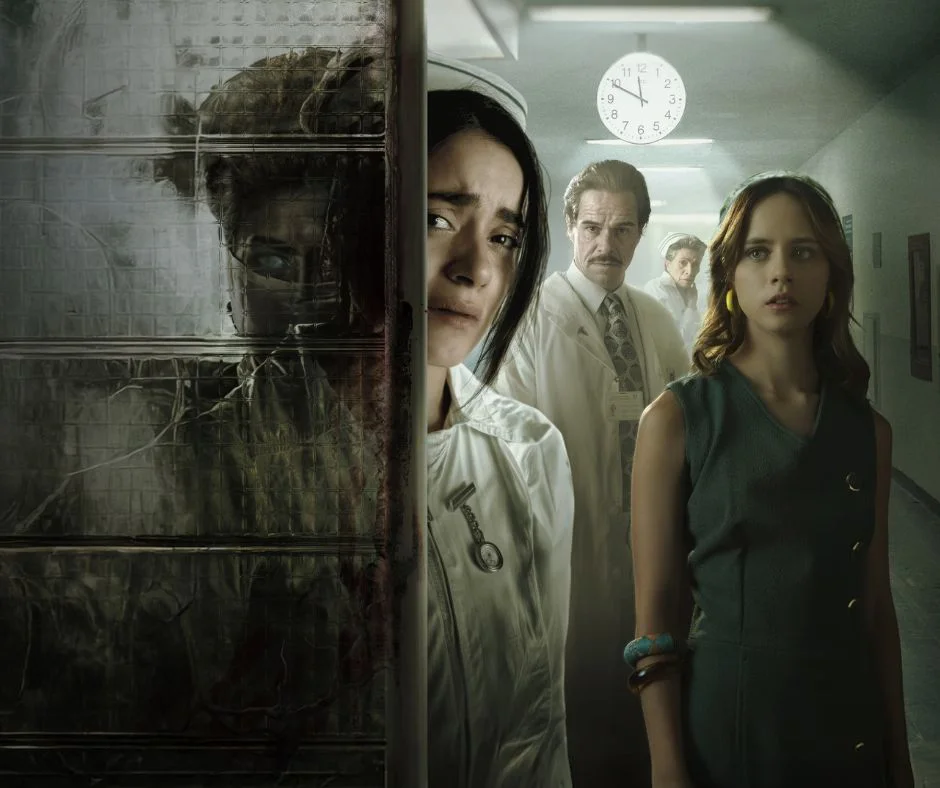 magen de la película mexicana Turno nocturno, con personal médico y una joven en un hospital, mientras una figura inquietante aparece detrás de un cristal.