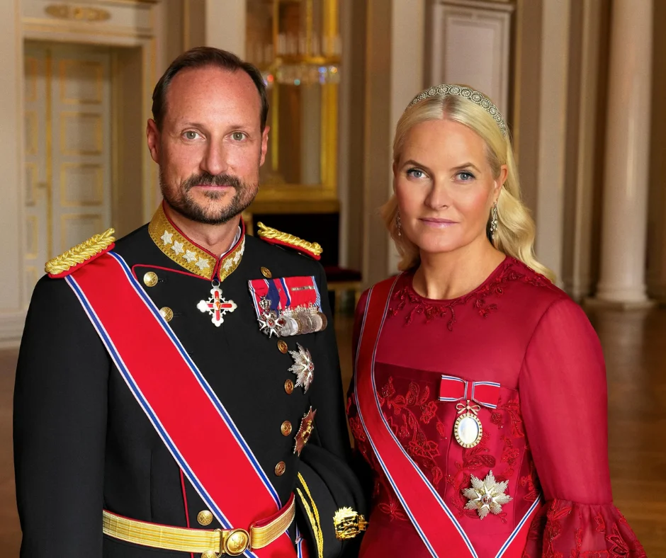Mette-Marit inicia su etapa como reina bajo una atención inédita¿cómo pesarán sus vínculos pasados con Jeffrey Epstein y los problemas judiciales de su hijo Marius en la imagen de la nueva monarquía noruega?