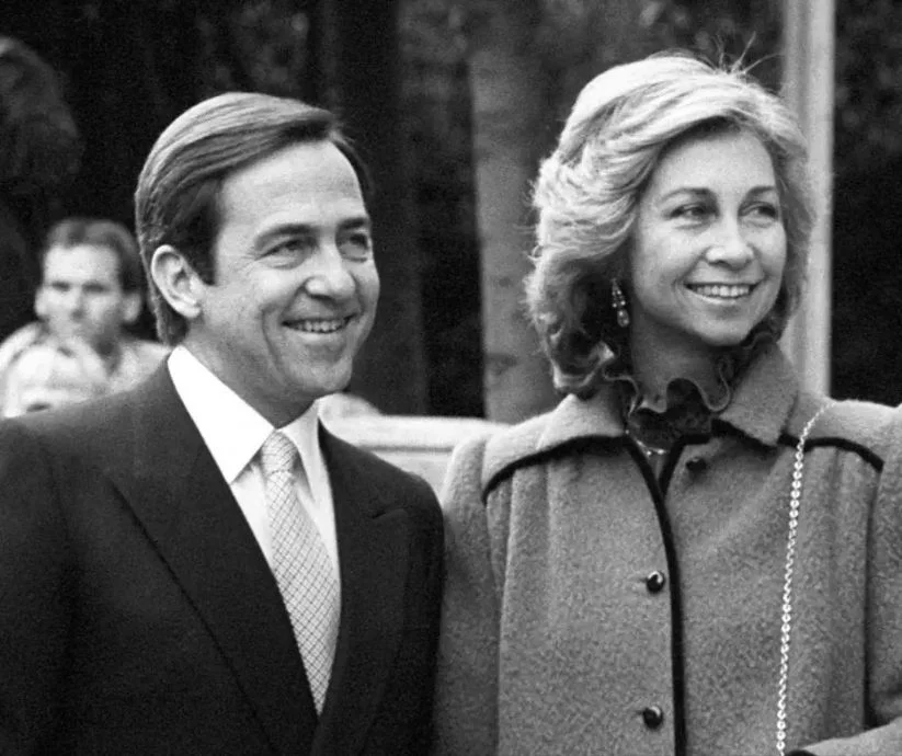 a reina Sofía de España junto a su hermano Constantino II de Grecia, ambos sonrientes durante un acto público.