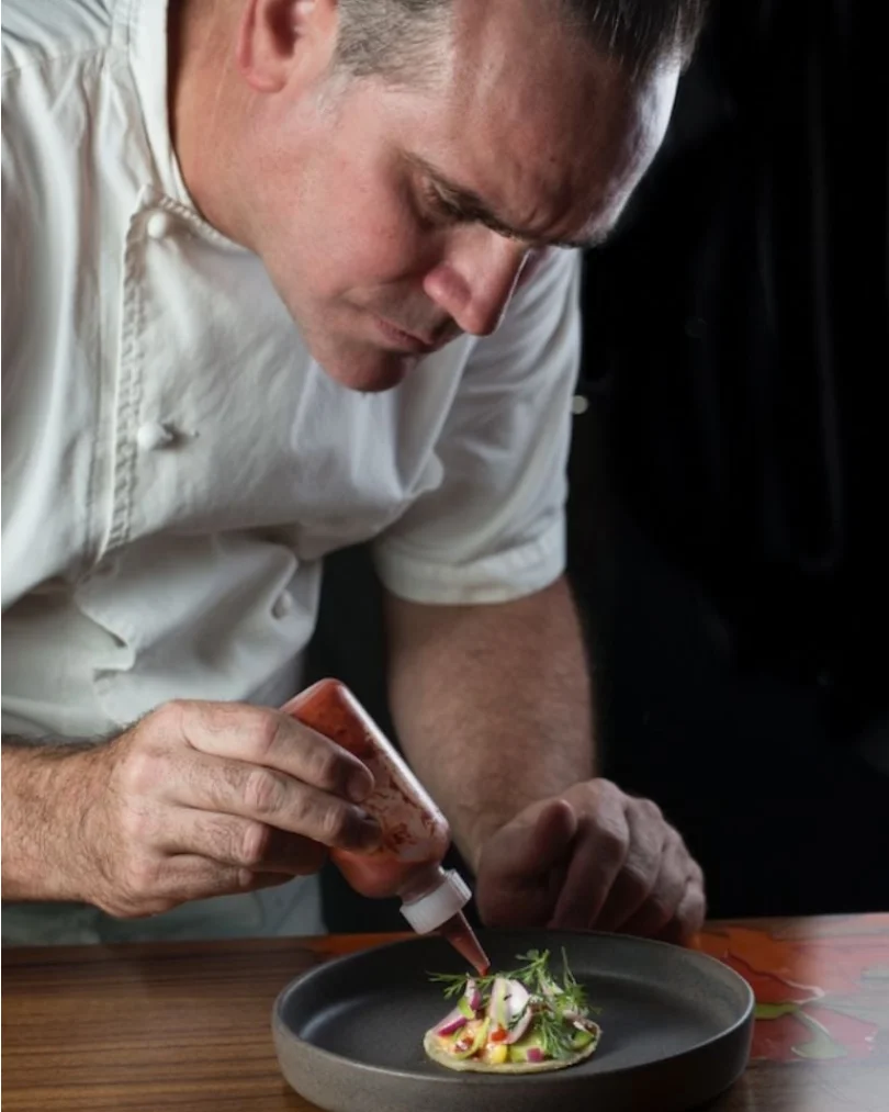 El chef yucateco Roberto Solís logró algo excepcional- obtener dos estrellas Michelin en una misma edición