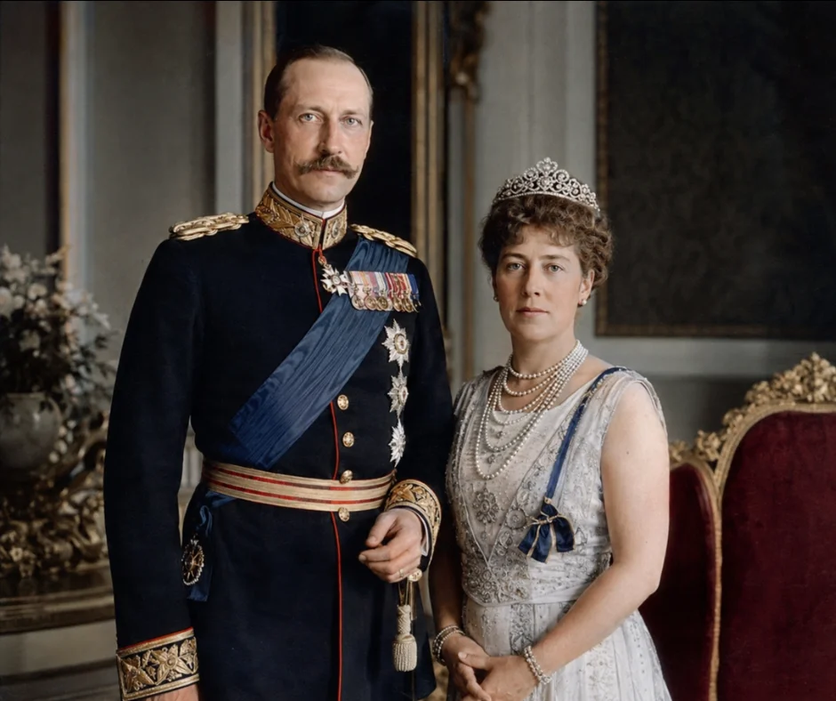 El rey Haakon VII de Noruega junto a la reina Maud. Nacido príncipe Carl de Dinamarca, Haakon aceptó la Corona noruega en 1905 y, con Maud —hija del rey Eduardo VII del Reino Unido—, dio origen a la actual rama de la monarquía noruega.