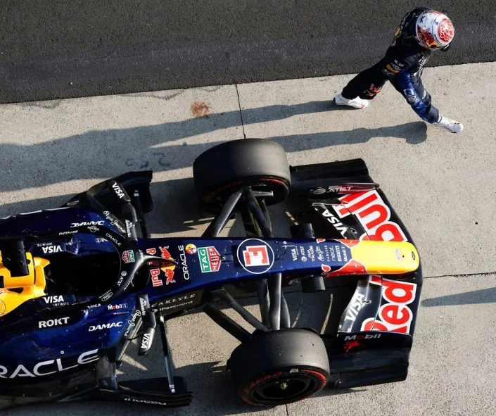 Verstappen abandona a 10 vueltas antes del final