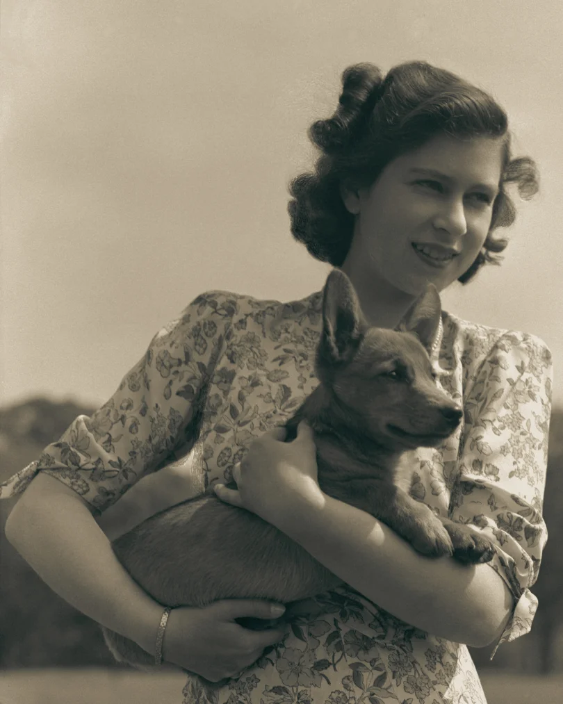 La entonces princesa Isabel sostiene a Susan, la corgi que recibió por su cumpleaños número 18, en una fotografía tomada en Windsor en 1944..