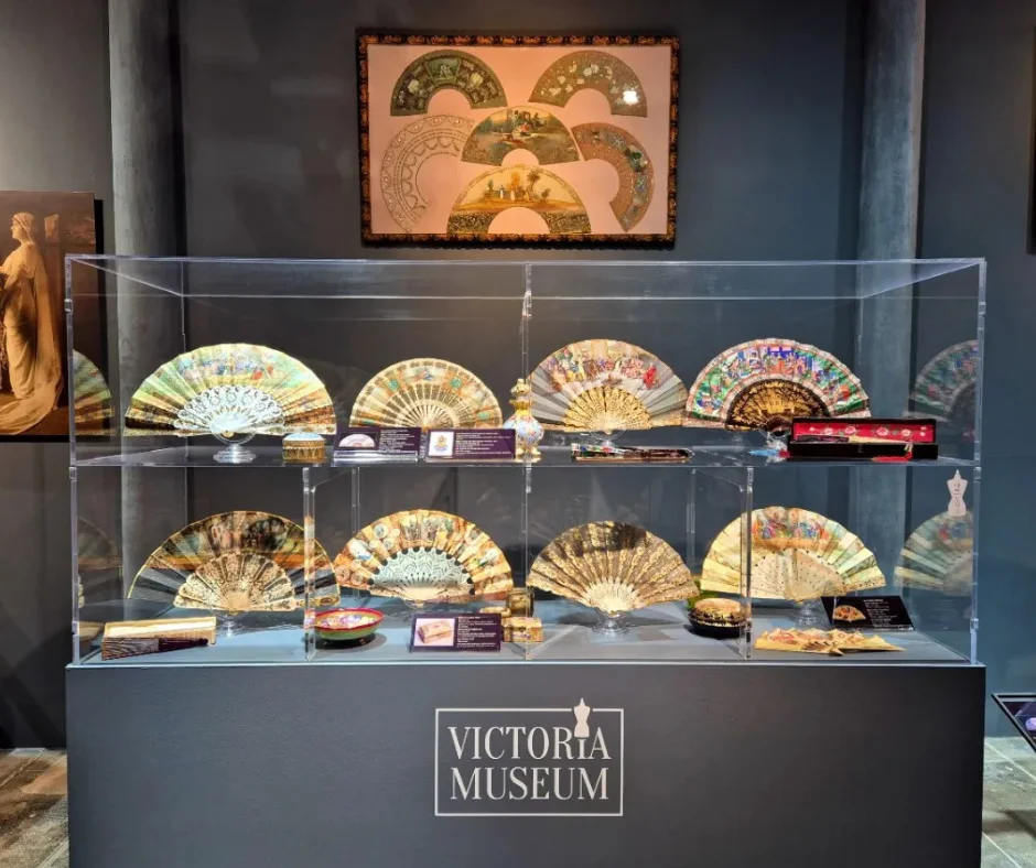El Museo Victoria en Barcelona exhibe vestidos de los siglos XIX y XX así como sus accesorios.