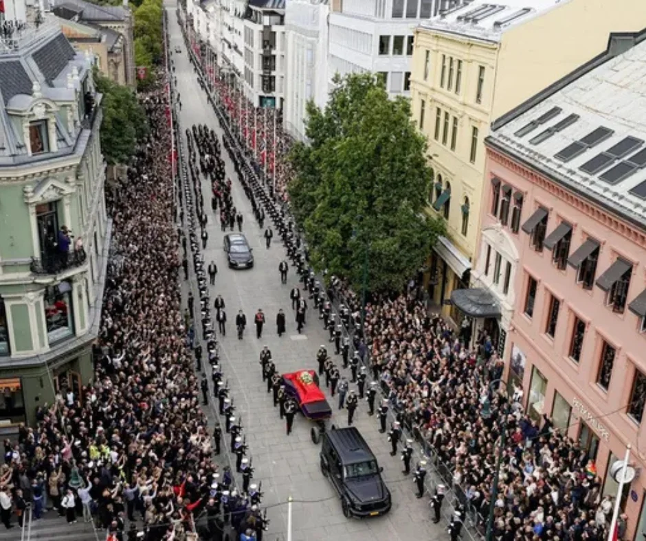 Procesión fúnebre por las calles de Oslo.