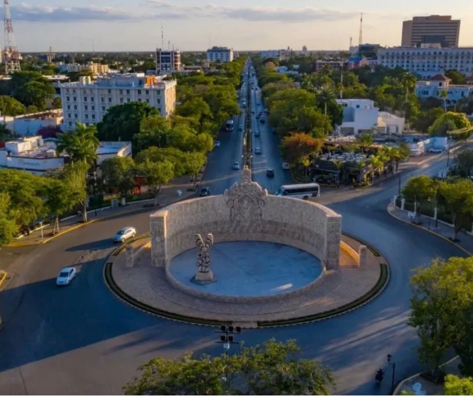 En el Remate, Mérida cambia de escala- aquí termina la lógica más compacta del Centro Histórico y comienza el Paseo de Montejo, concebido a finales del siglo XIX como una nueva expresión urbana de la ciudad.