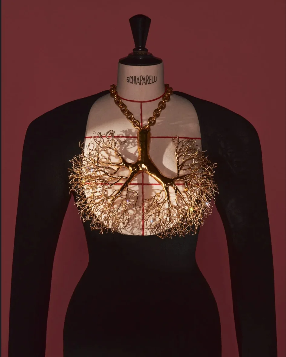 El legado surrealista de Schiaparelli volvió a ocupar el centro de la moda contemporánea- piezas que no solo se visten, también se miran, se fotografían y se convierten en acontecimiento.