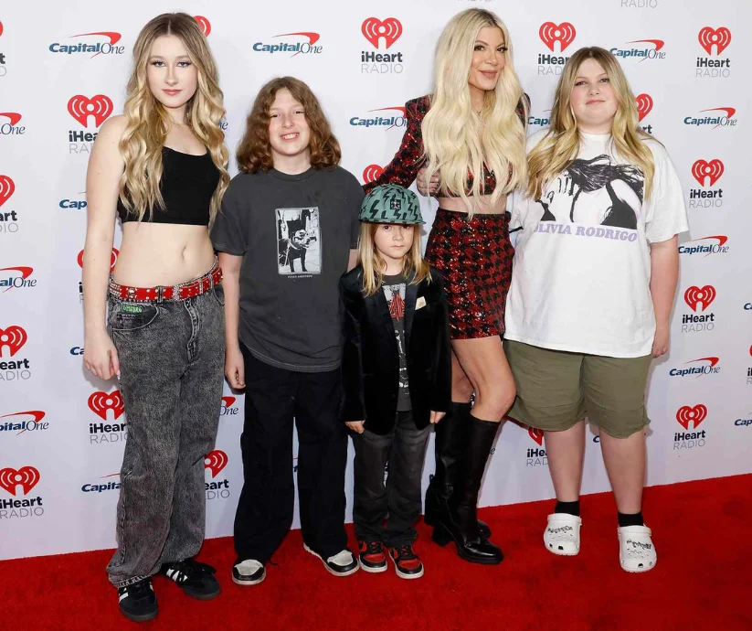 La protagonista de Beverly Hills, Tori Spelling junto a sus hijos.