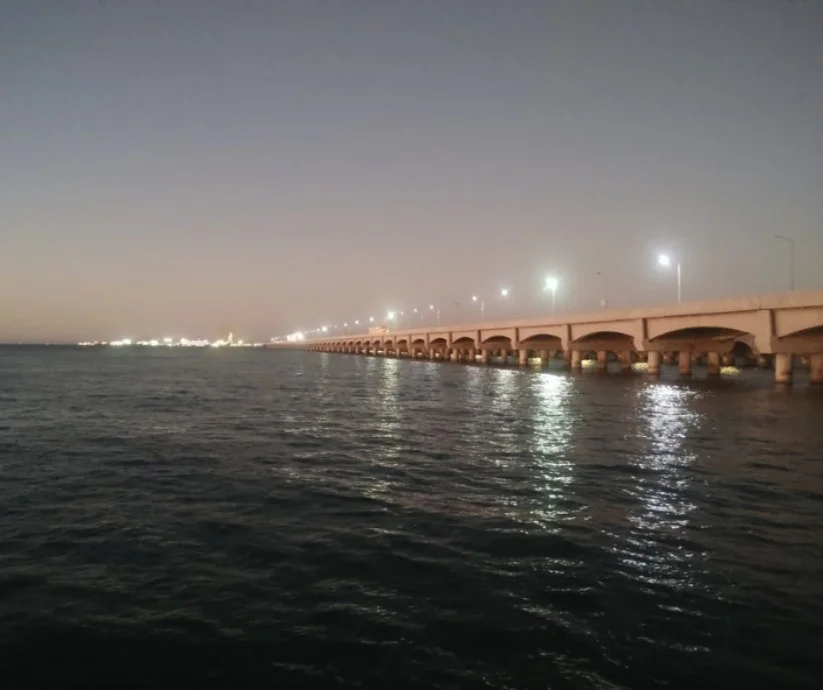 Fotografía real del malecón de Puerto Progreso, Yucatán, tomada en julio de 2026.