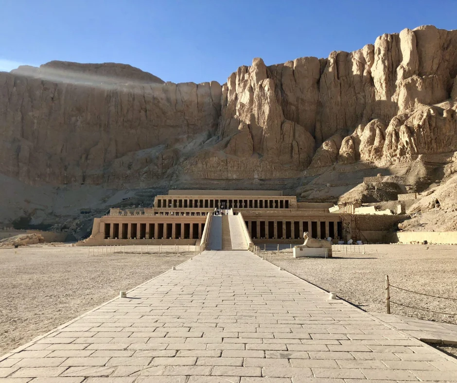 El templo funerario de Hatshepsut en Deir el-Bahri convirtió su legitimidad política y religiosa en arquitectura monumental.