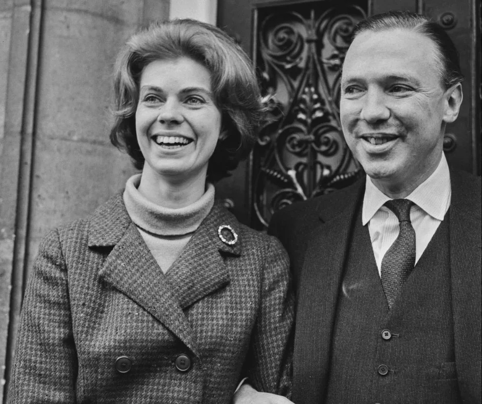 La princesa Margaretha de Suecia junto a su esposo, el empresario británico John Ambler, con quien contrajo matrimonio en 1964 y se estableció posteriormente en Reino Unido.