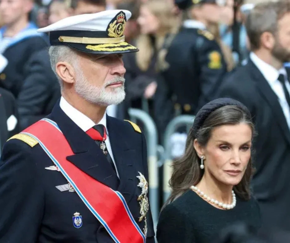 El rey Felipe VI y la reina Letizia de España participan en la procesión fúnebre del rey Harald V en Oslo, acompañando a la familia real noruega y a representantes de otras casas reales.