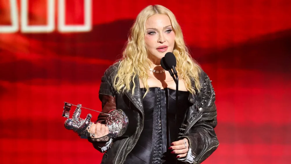 Madonna regresó a los MTV VMAs después de 23 años y, a los 68, ganó Artista del Año frente a algunas de las mayores estrellas actuales de la música.