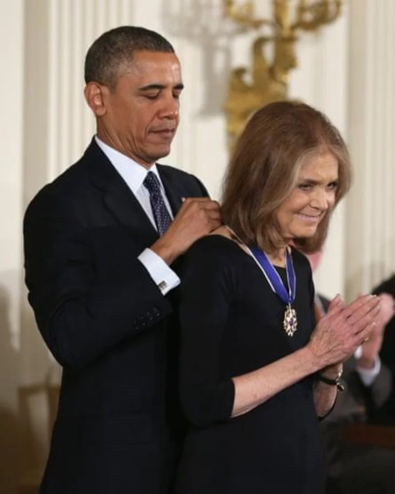 Barack Obama imponiéndole la Medalla Presidencial de la Libertad en 2013.