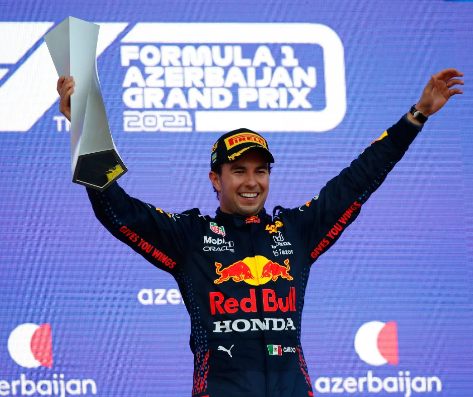 Checo Pérez ganando Baku en 2021 con Red Bull.