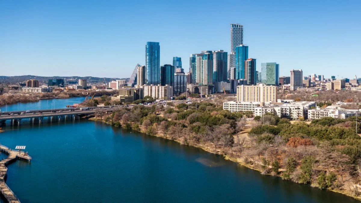 Vista panorámica del centro de Austin, Texas, con sus rascacielos frente a Lady Bird Lake.