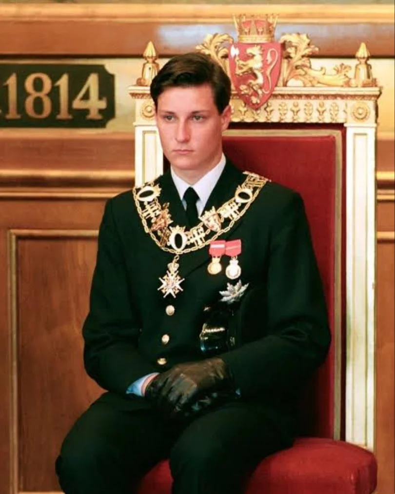 Harald se convirtió en rey y Haakon, todavía adolescente, pasó a ser príncipe heredero.