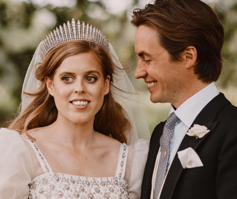 Lla princesa Beatrice con la Queen Mary’s Fringe Tiara en su boda con Edoardo Mapelli Mozzi, en 2020.